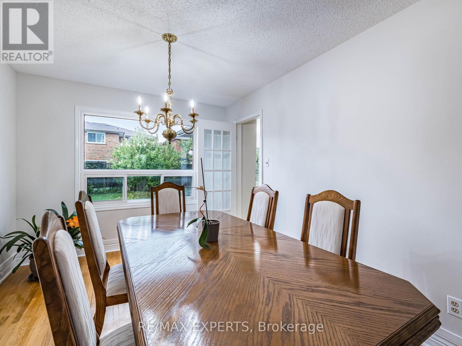 33 Nipissing Crescent, Brampton (Westgate), Ontario  L6S 5A4 - Photo 11 - W12433580