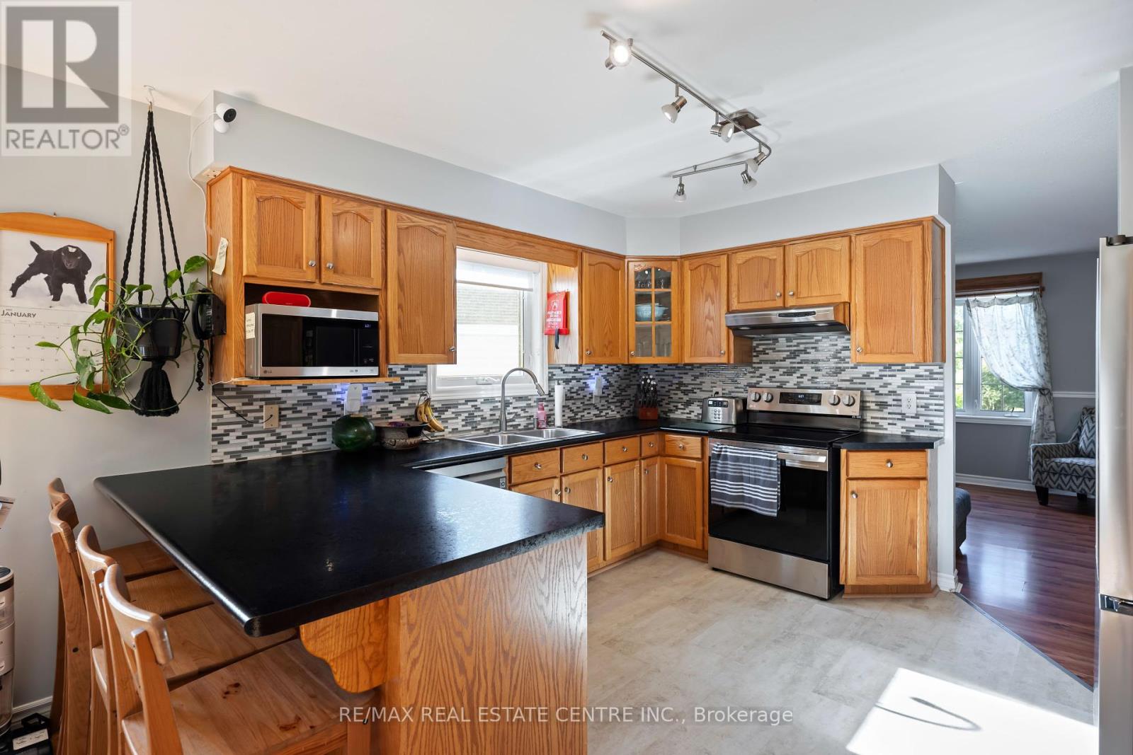 316 Olde Village Court, Shelburne, Ontario  L0N 1S2 - Photo 4 - X12433618