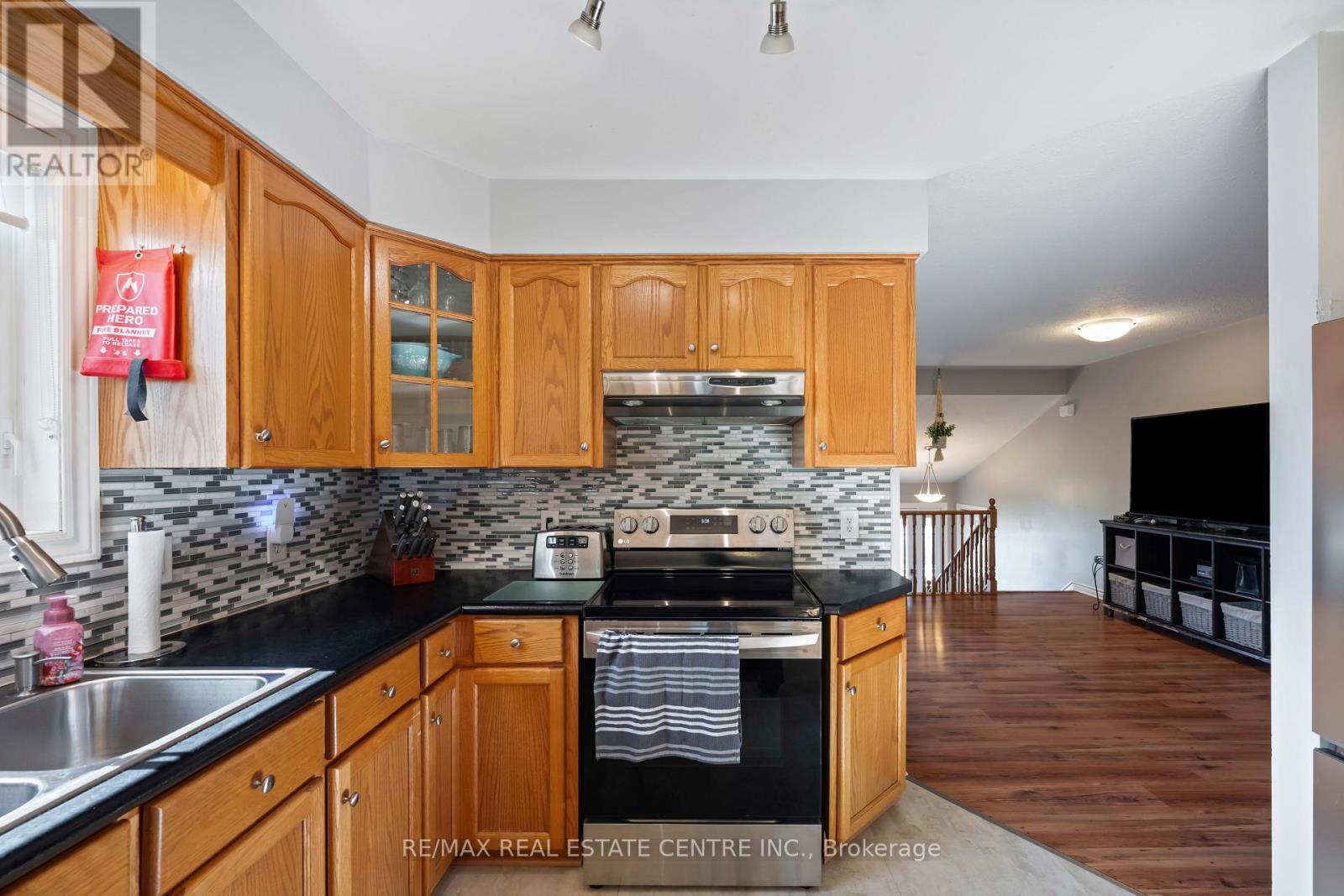 316 Olde Village Court, Shelburne, Ontario  L0N 1S2 - Photo 5 - X12433618