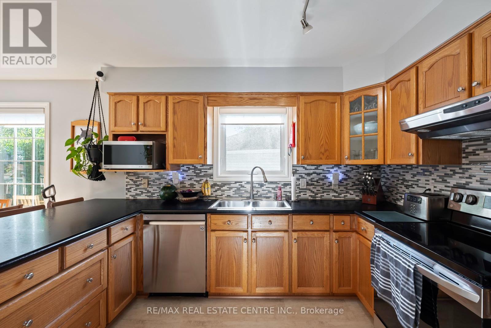 316 Olde Village Court, Shelburne, Ontario  L0N 1S2 - Photo 6 - X12433618