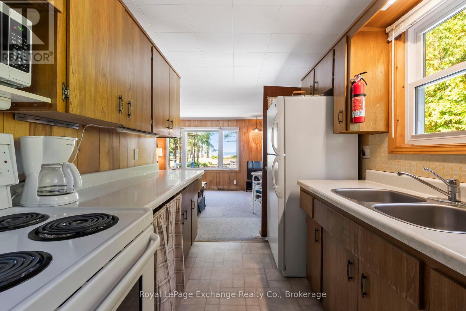 10 Edgemere Avenue, Kincardine, Ontario  N2Z 2X6 - Photo 6 - X12433675