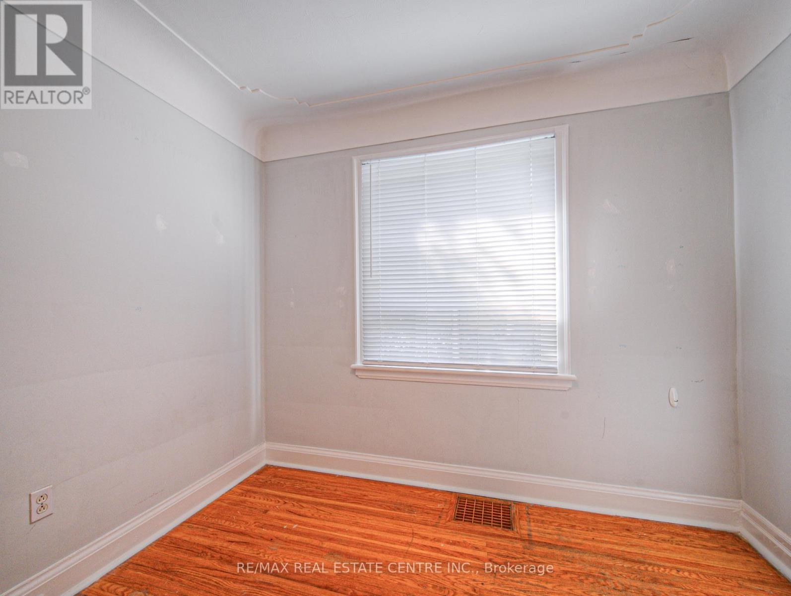 77 Emerson Street, Hamilton, Ontario  L8S 2X5 - Photo 12 - X12430739