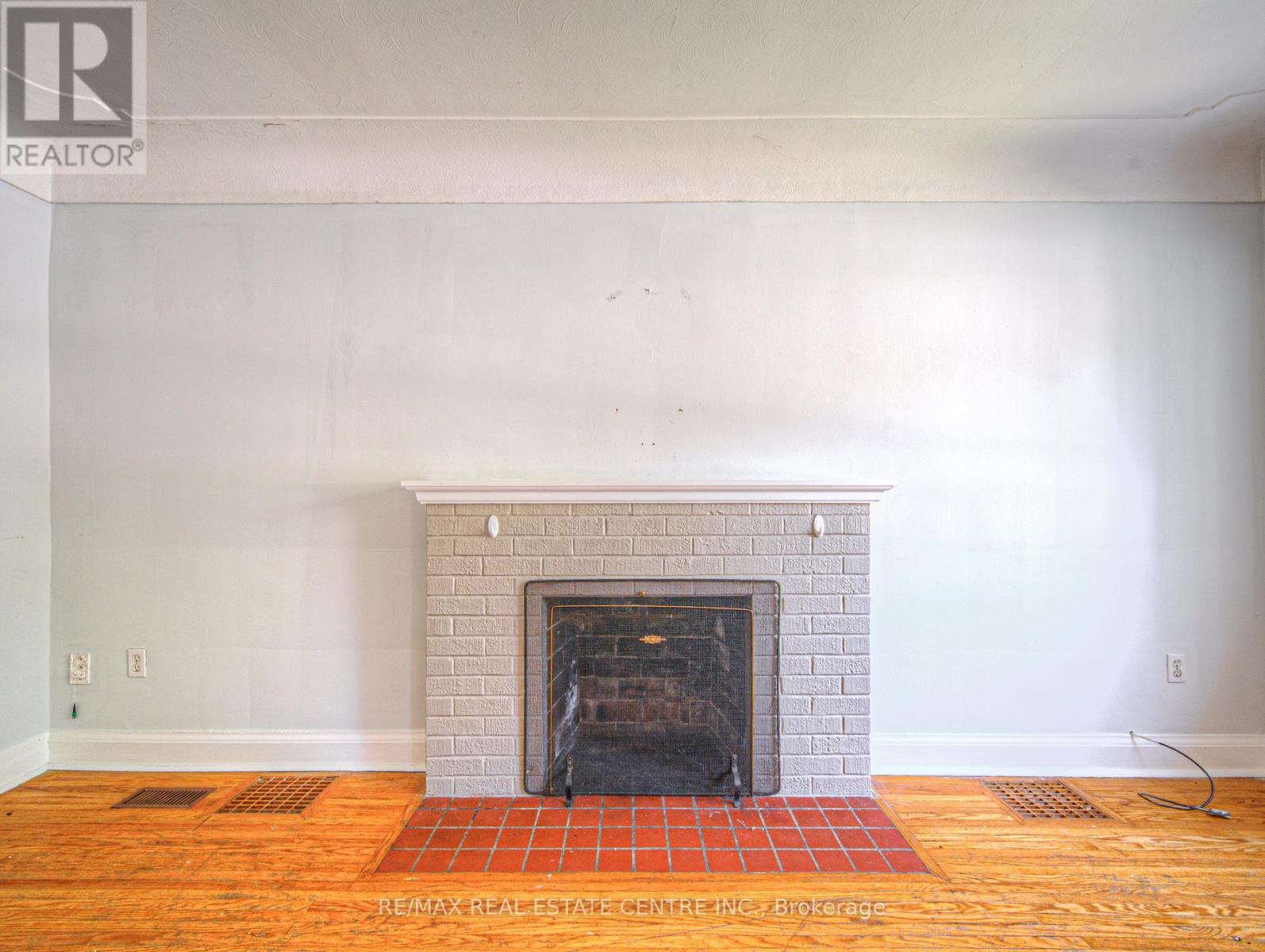 77 Emerson Street, Hamilton, Ontario  L8S 2X5 - Photo 10 - X12430739