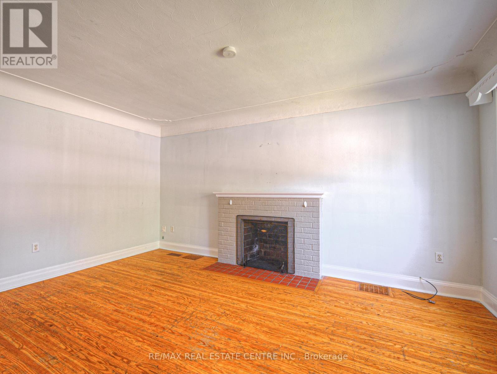 77 Emerson Street, Hamilton, Ontario  L8S 2X5 - Photo 8 - X12430739