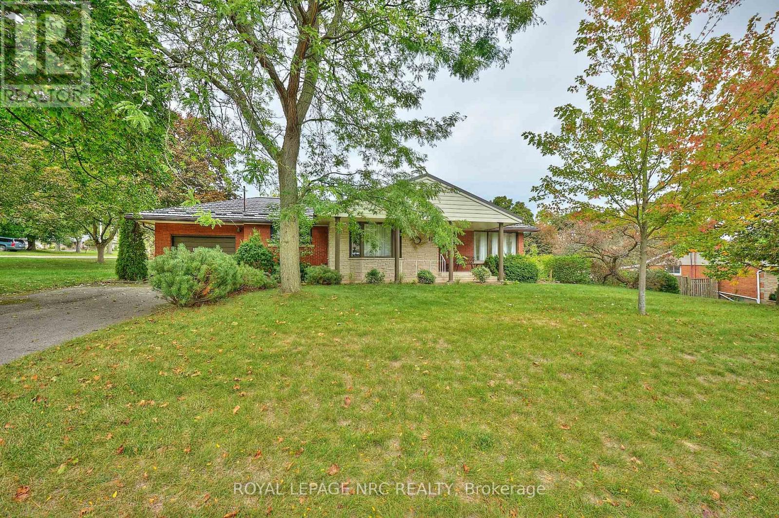 17 Alan Crescent, Pelham (Fonthill), Ontario  L0S 1E0 - Photo 1 - X12433674