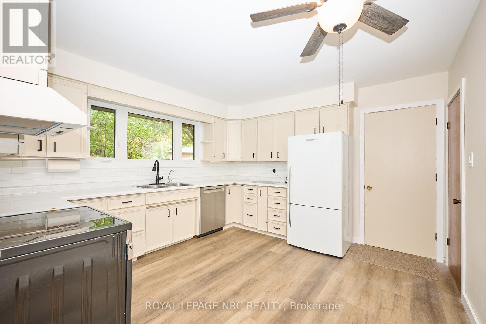 17 Alan Crescent, Pelham (Fonthill), Ontario  L0S 1E0 - Photo 10 - X12433674