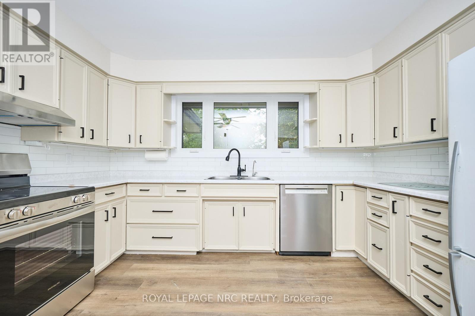 17 Alan Crescent, Pelham (Fonthill), Ontario  L0S 1E0 - Photo 11 - X12433674