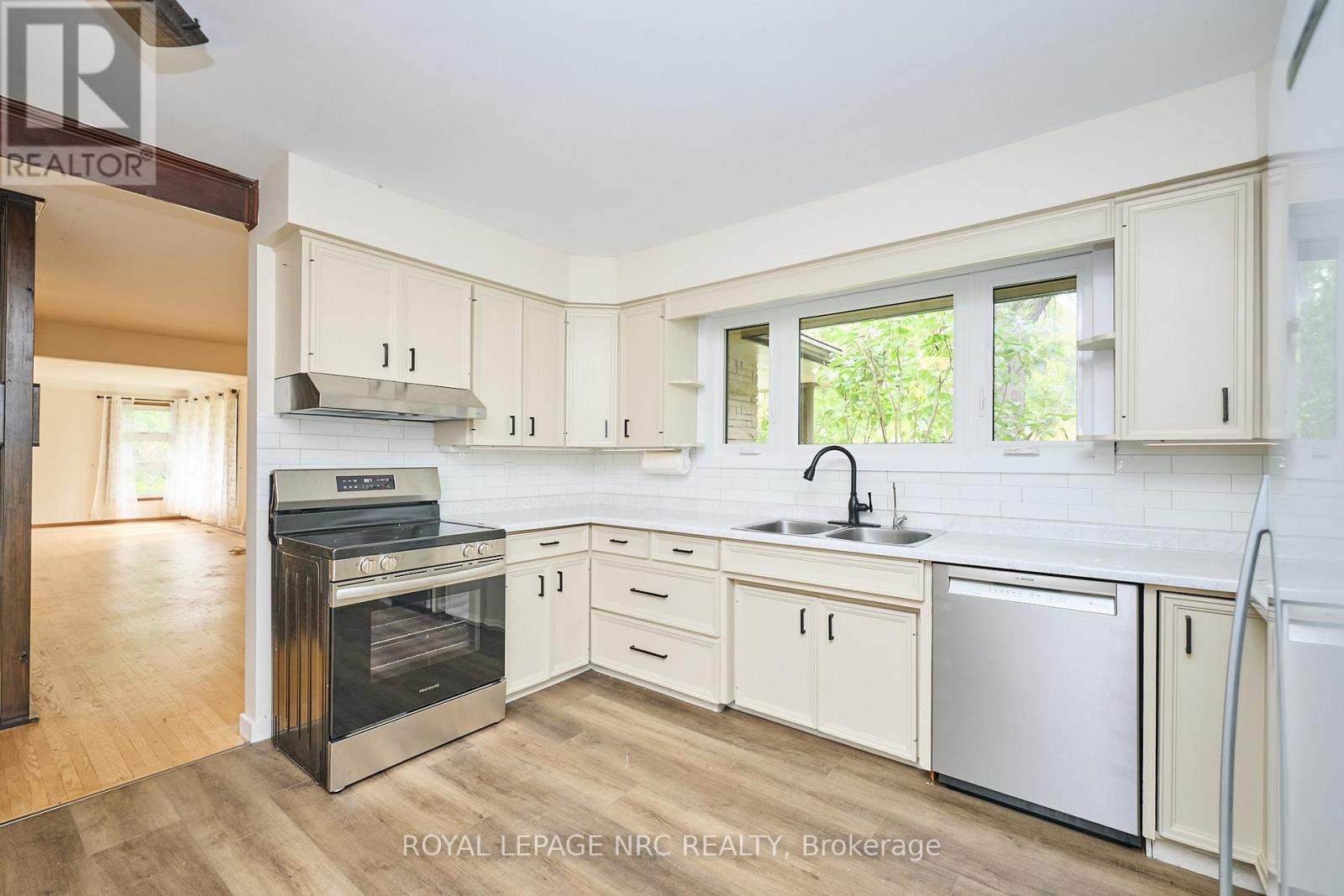 17 Alan Crescent, Pelham (Fonthill), Ontario  L0S 1E0 - Photo 12 - X12433674