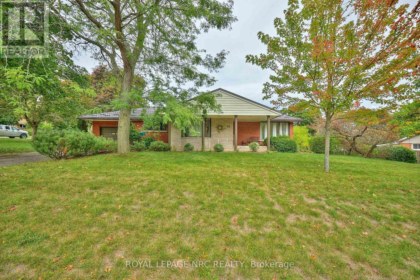17 Alan Crescent, Pelham (Fonthill), Ontario  L0S 1E0 - Photo 2 - X12433674