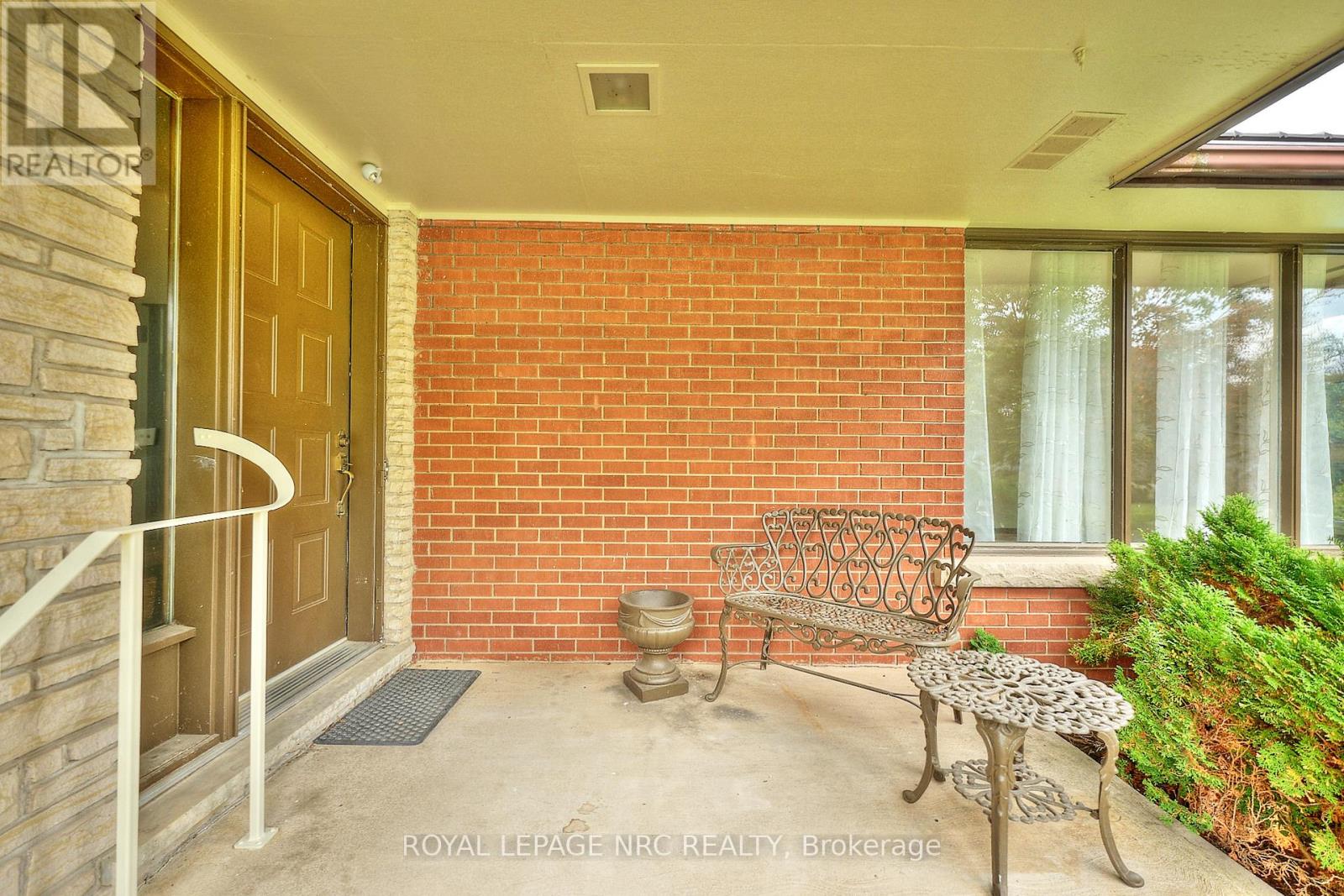 17 Alan Crescent, Pelham (Fonthill), Ontario  L0S 1E0 - Photo 3 - X12433674