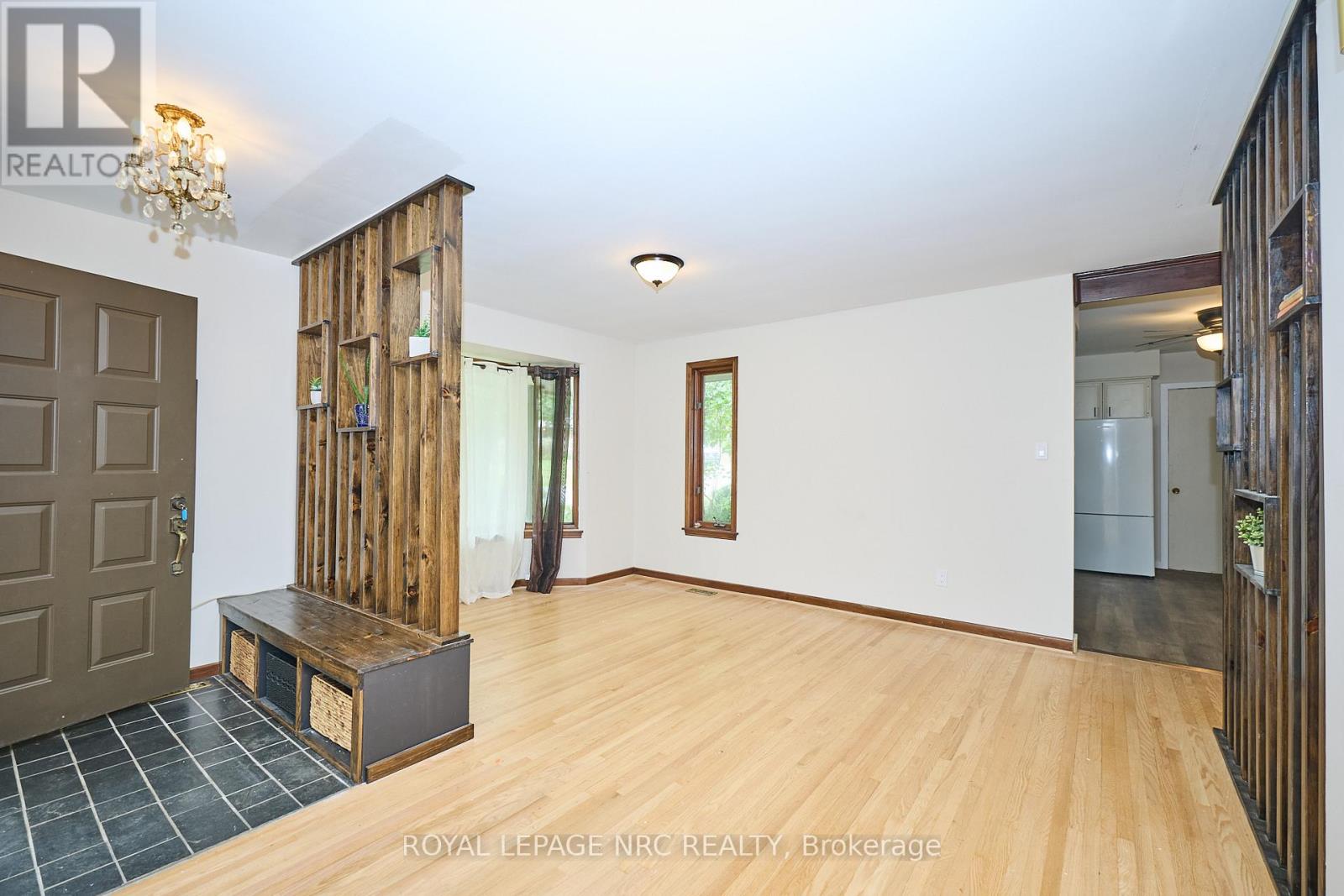 17 Alan Crescent, Pelham (Fonthill), Ontario  L0S 1E0 - Photo 4 - X12433674