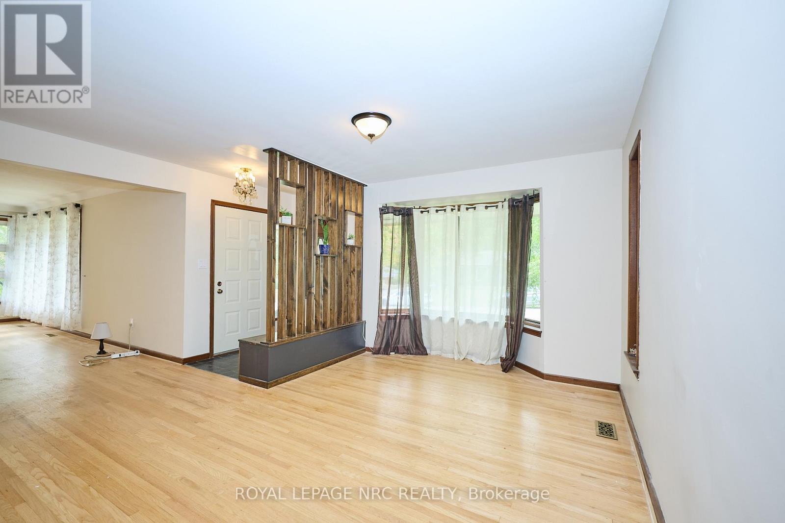 17 Alan Crescent, Pelham (Fonthill), Ontario  L0S 1E0 - Photo 5 - X12433674