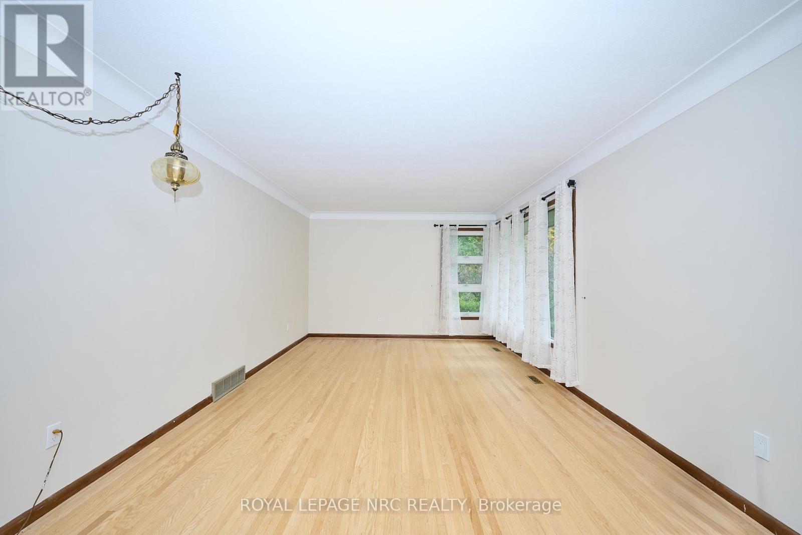 17 Alan Crescent, Pelham (Fonthill), Ontario  L0S 1E0 - Photo 7 - X12433674