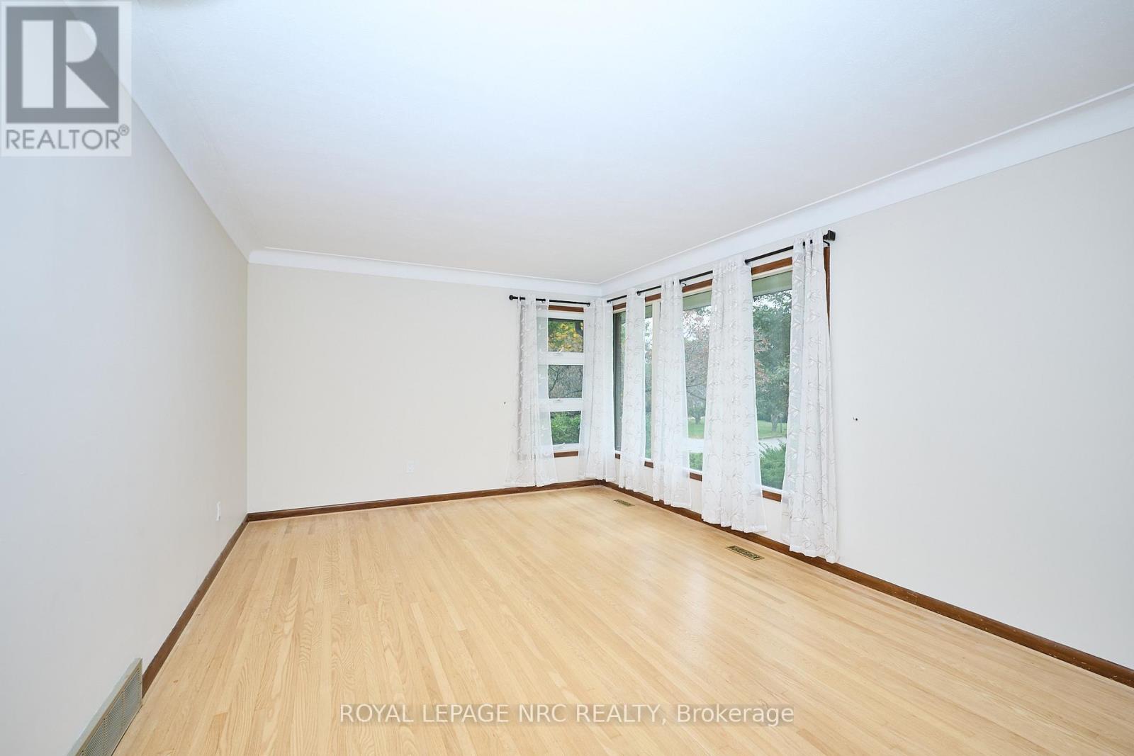 17 Alan Crescent, Pelham (Fonthill), Ontario  L0S 1E0 - Photo 8 - X12433674