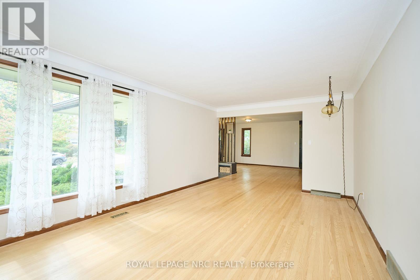 17 Alan Crescent, Pelham (Fonthill), Ontario  L0S 1E0 - Photo 9 - X12433674