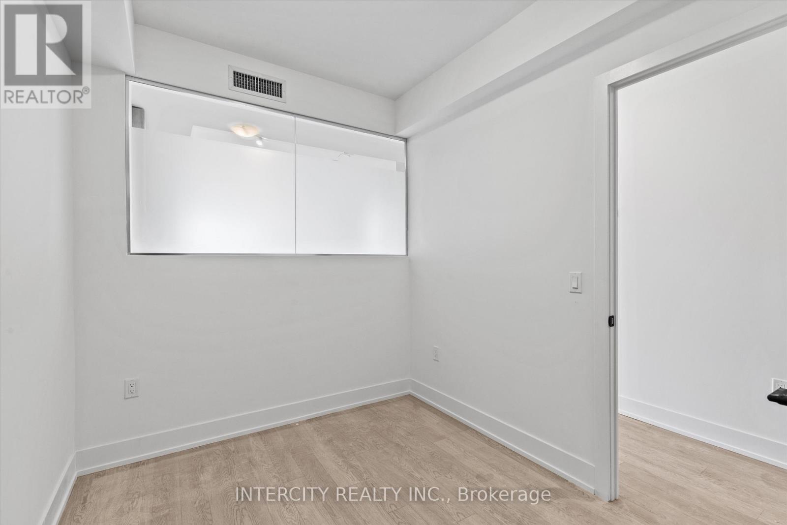 424 - 2075 King Road, King, Ontario  L7B 0R6 - Photo 13 - N12433656