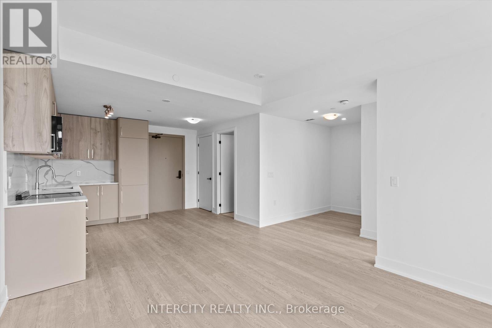 417 - 2075 King Road, King, Ontario  L7B 0R6 - Photo 4 - N12433658