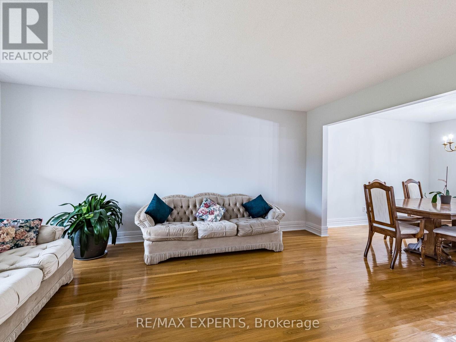 33 Nipissing Crescent, Brampton, Ontario  L6S 5A4 - Photo 8 - W12433580