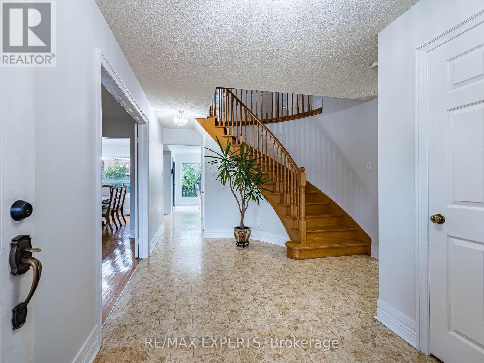 33 Nipissing Crescent, Brampton, Ontario  L6S 5A4 - Photo 5 - W12433580