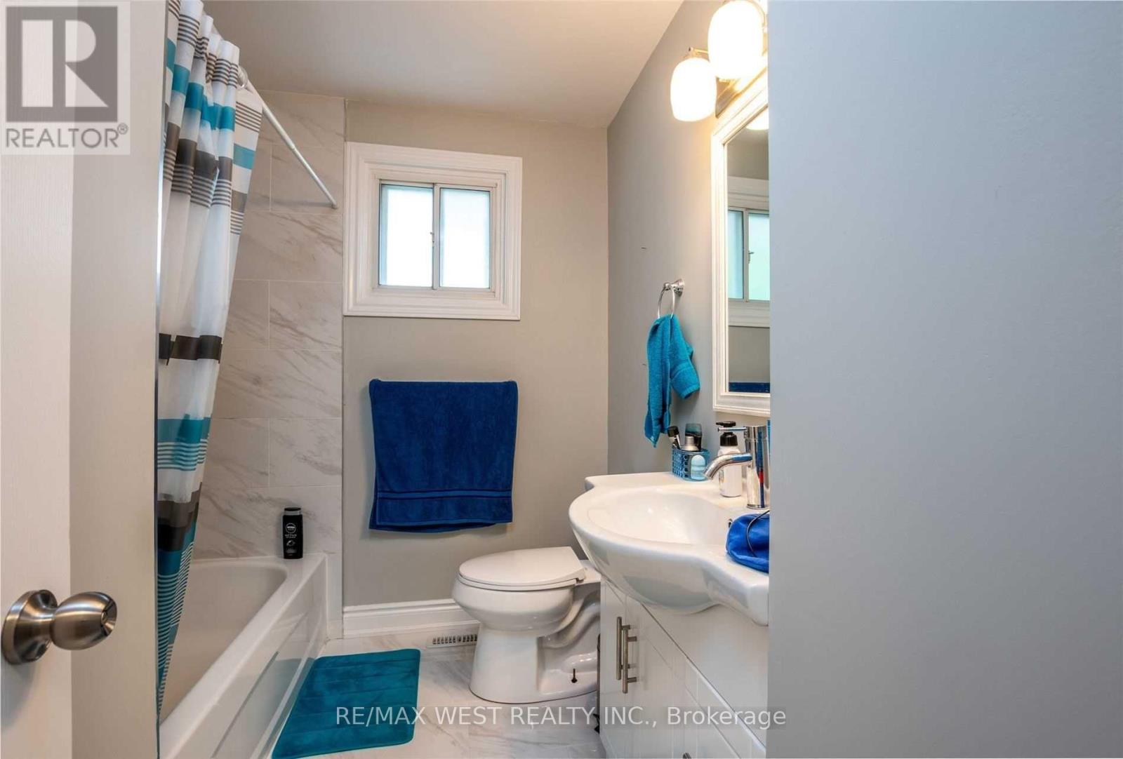 24 Gable Drive, Brampton, Ontario  L6V 2H1 - Photo 11 - W12433693