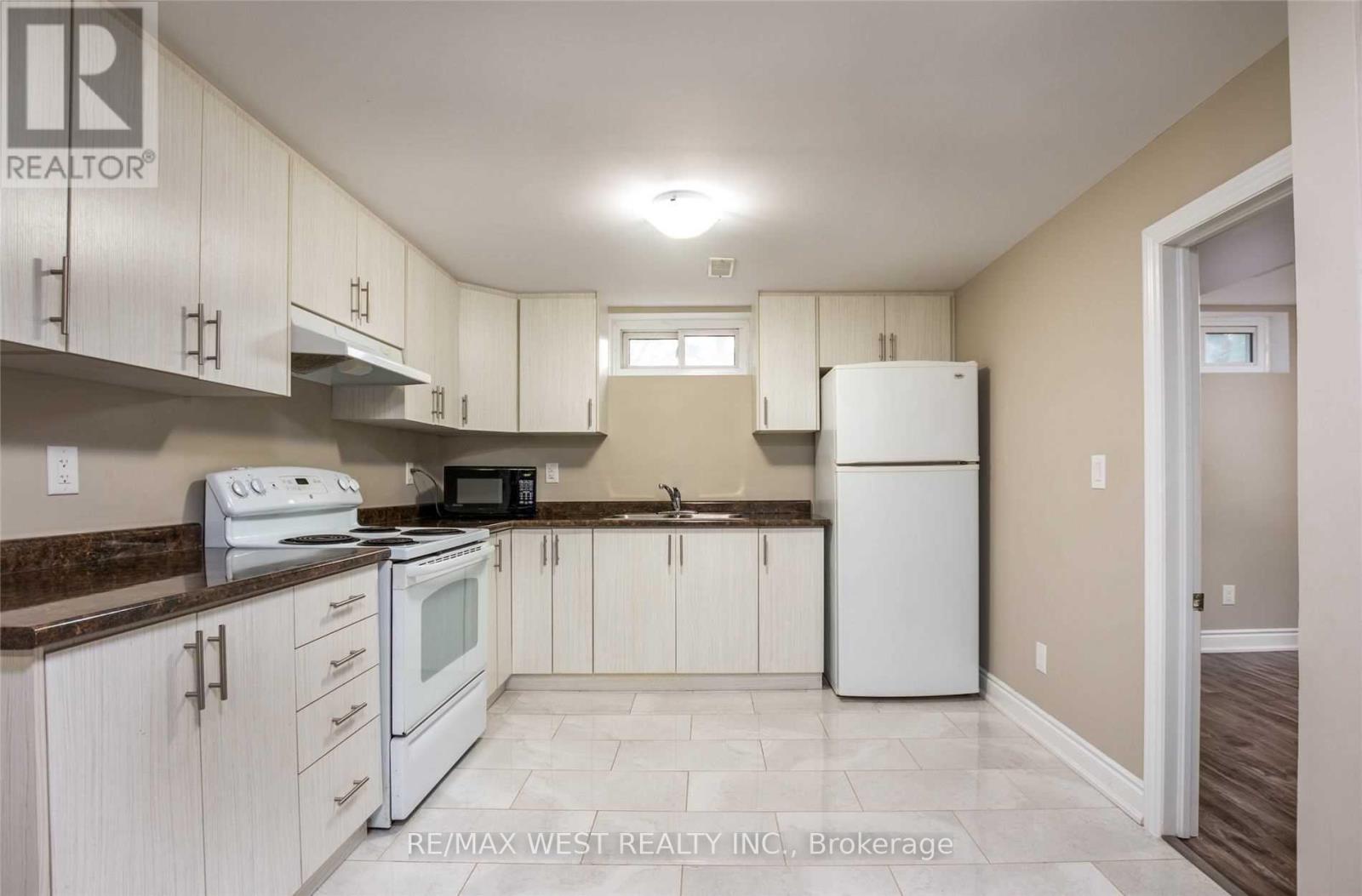 24 Gable Drive, Brampton, Ontario  L6V 2H1 - Photo 14 - W12433693