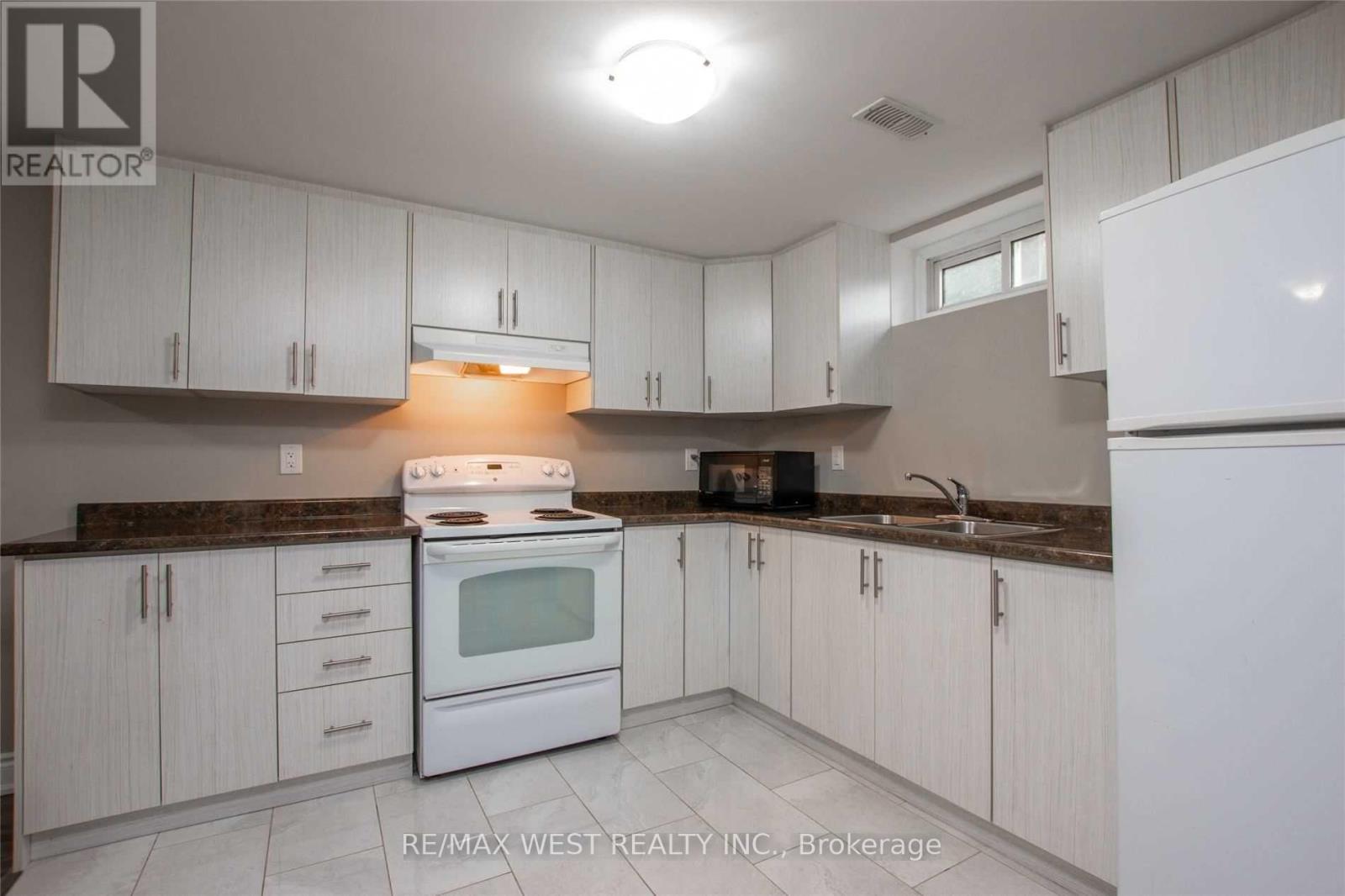 24 Gable Drive, Brampton, Ontario  L6V 2H1 - Photo 20 - W12433693