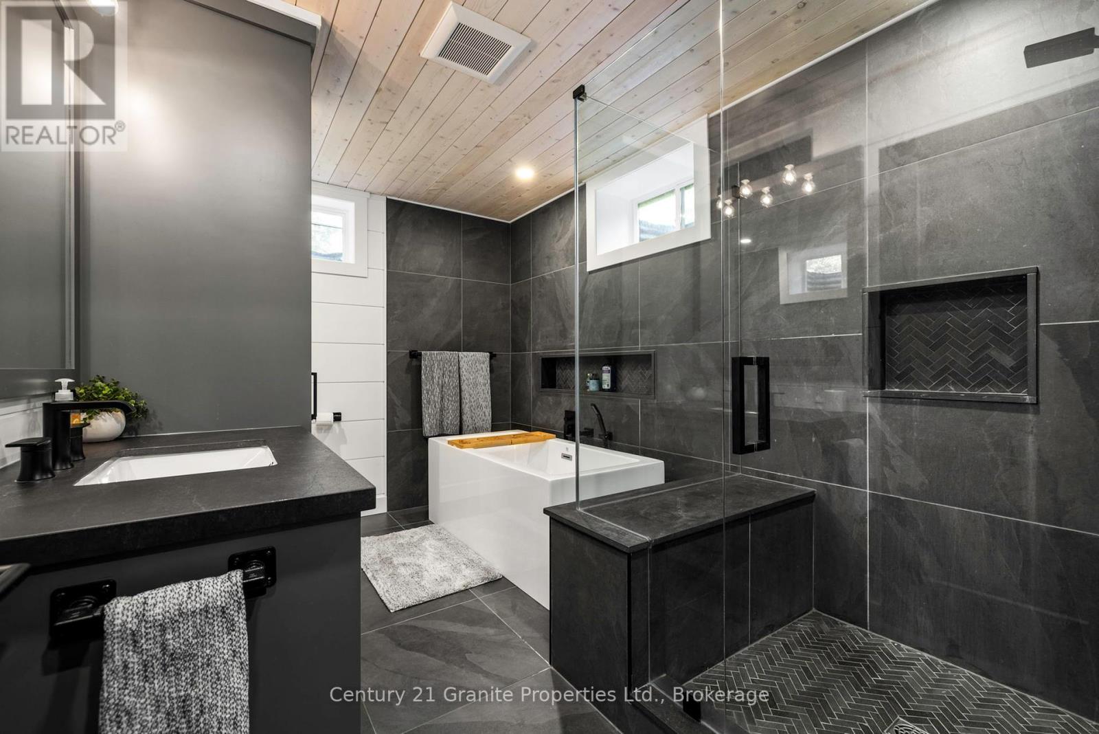 8 Bartlett Drive, Seguin, Ontario  P2A 2W8 - Photo 42 - X12433717