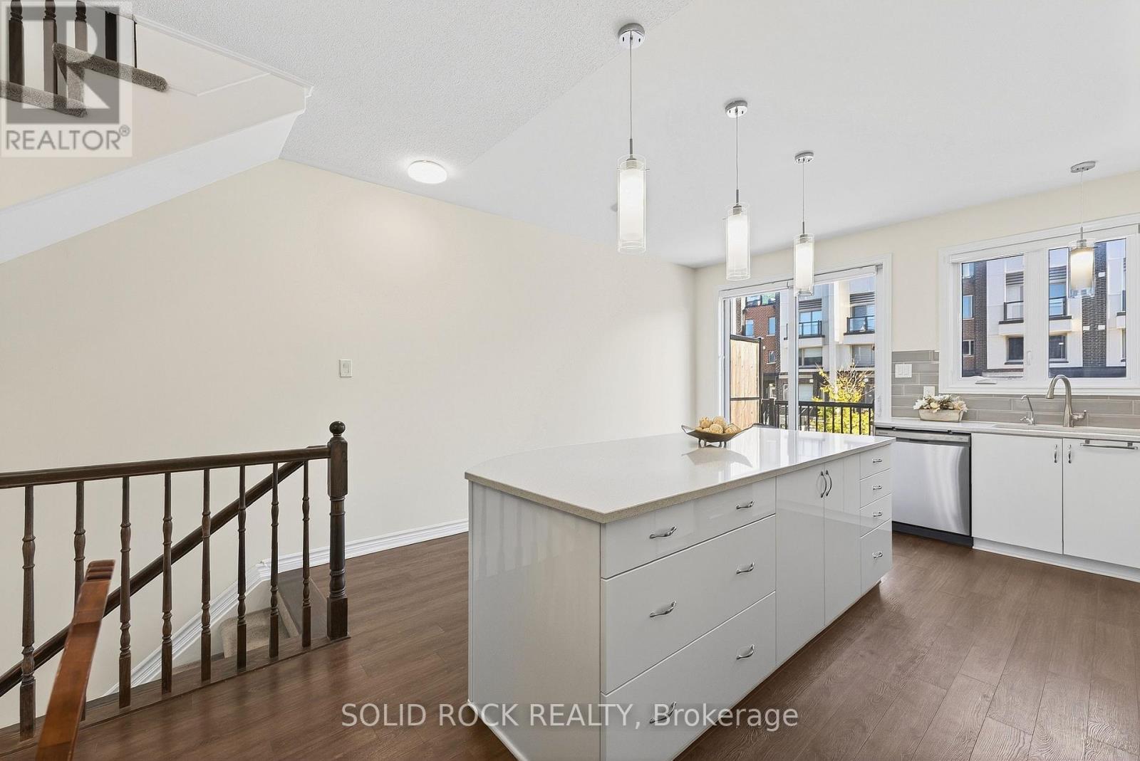 520 Ozawa Private, Ottawa, Ontario  K1K 4Z8 - Photo 13 - X12433715