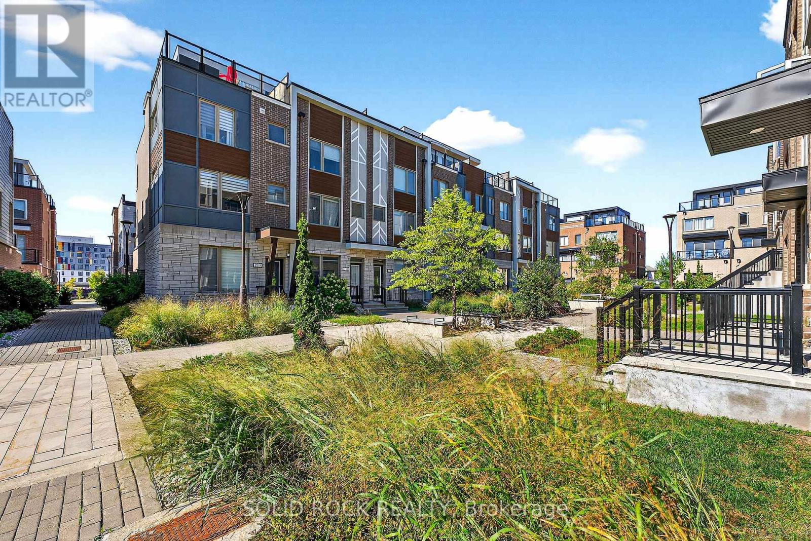 520 Ozawa Private, Ottawa, Ontario  K1K 4Z8 - Photo 4 - X12433715