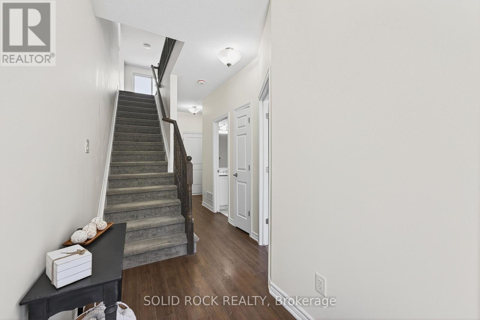 520 Ozawa Private, Ottawa, Ontario  K1K 4Z8 - Photo 7 - X12433715