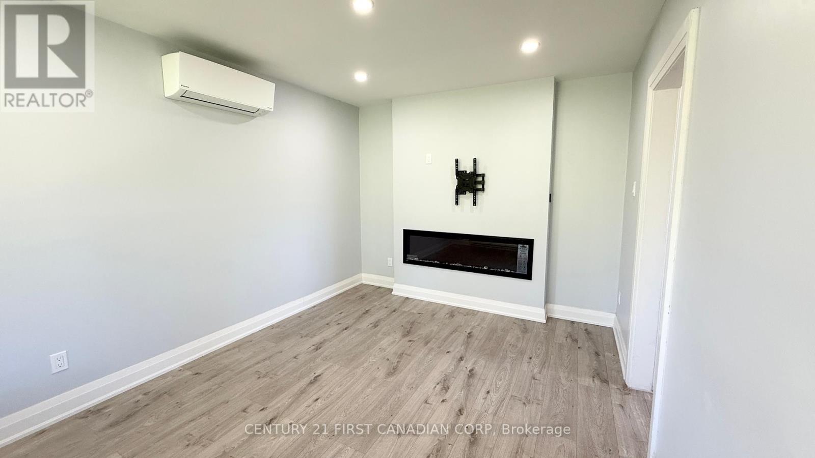 Upper Apartment - 17 Carfrae Crescent, London South, Ontario  N6C 4A8 - Photo 11 - X12433788