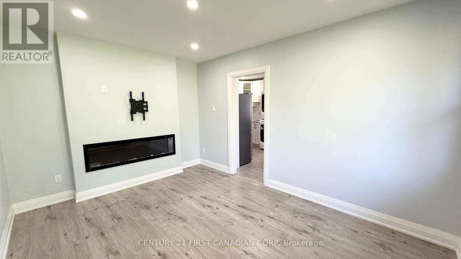 Upper Apartment - 17 Carfrae Crescent, London South, Ontario  N6C 4A8 - Photo 12 - X12433788