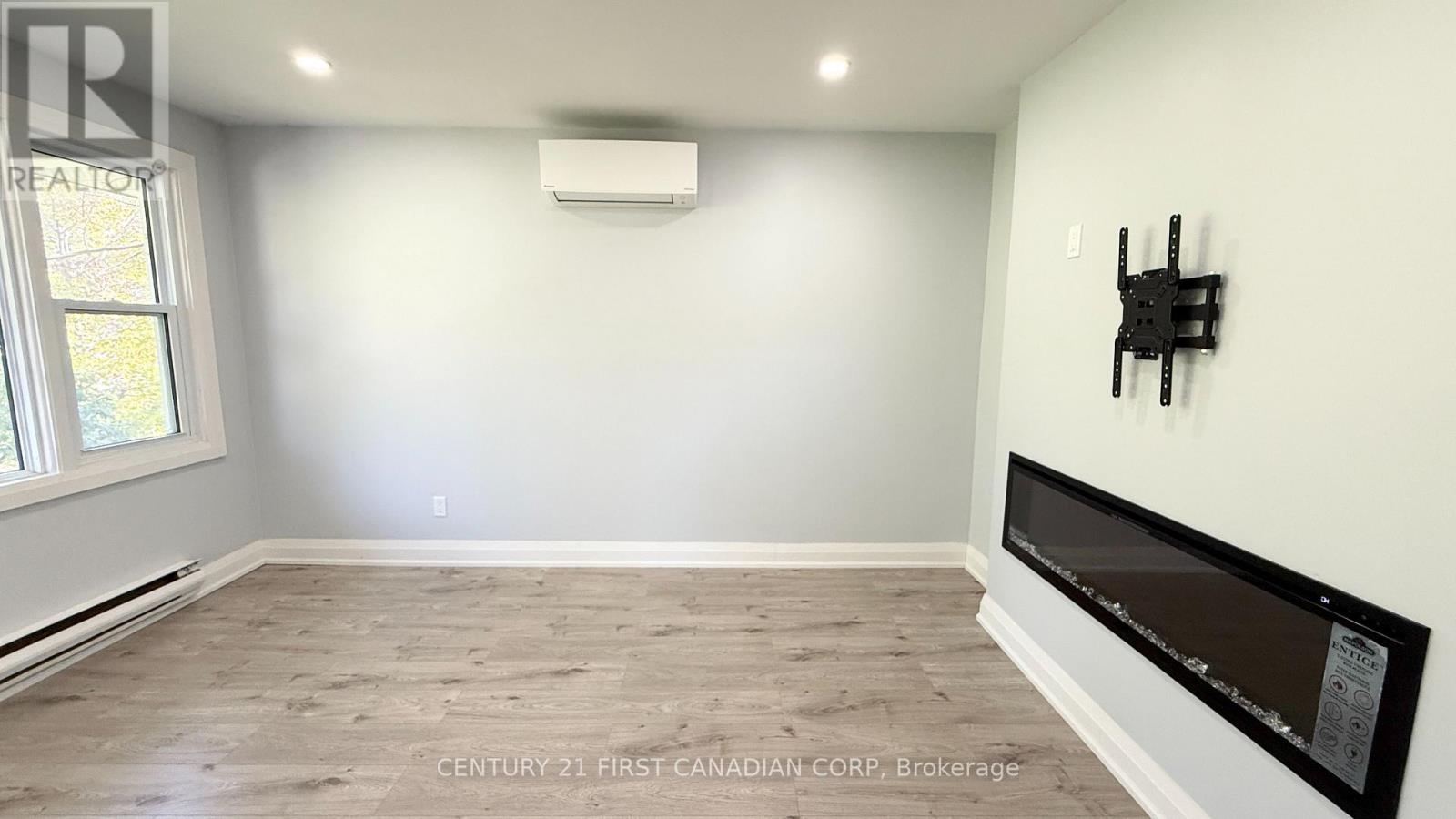 Upper Apartment - 17 Carfrae Crescent, London South, Ontario  N6C 4A8 - Photo 13 - X12433788