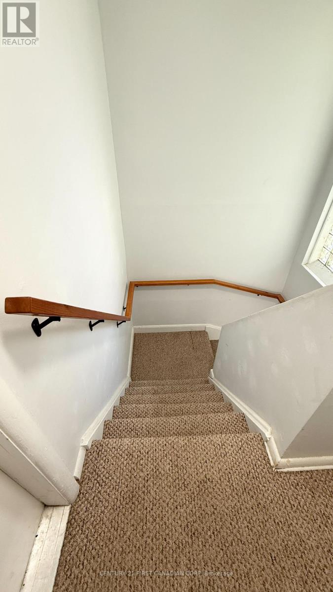 Upper Apartment - 17 Carfrae Crescent, London South, Ontario  N6C 4A8 - Photo 5 - X12433788