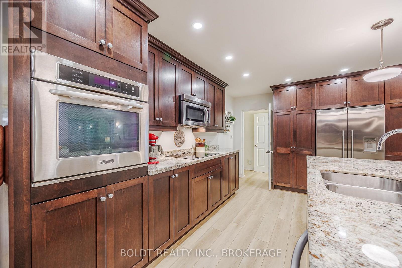 25 Neptune Drive, St. Catharines, Ontario  L2M 2S3 - Photo 3 - X12423341