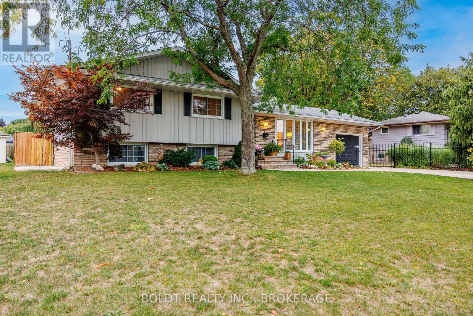 25 Neptune Drive, St. Catharines, Ontario  L2M 2S3 - Photo 8 - X12423341