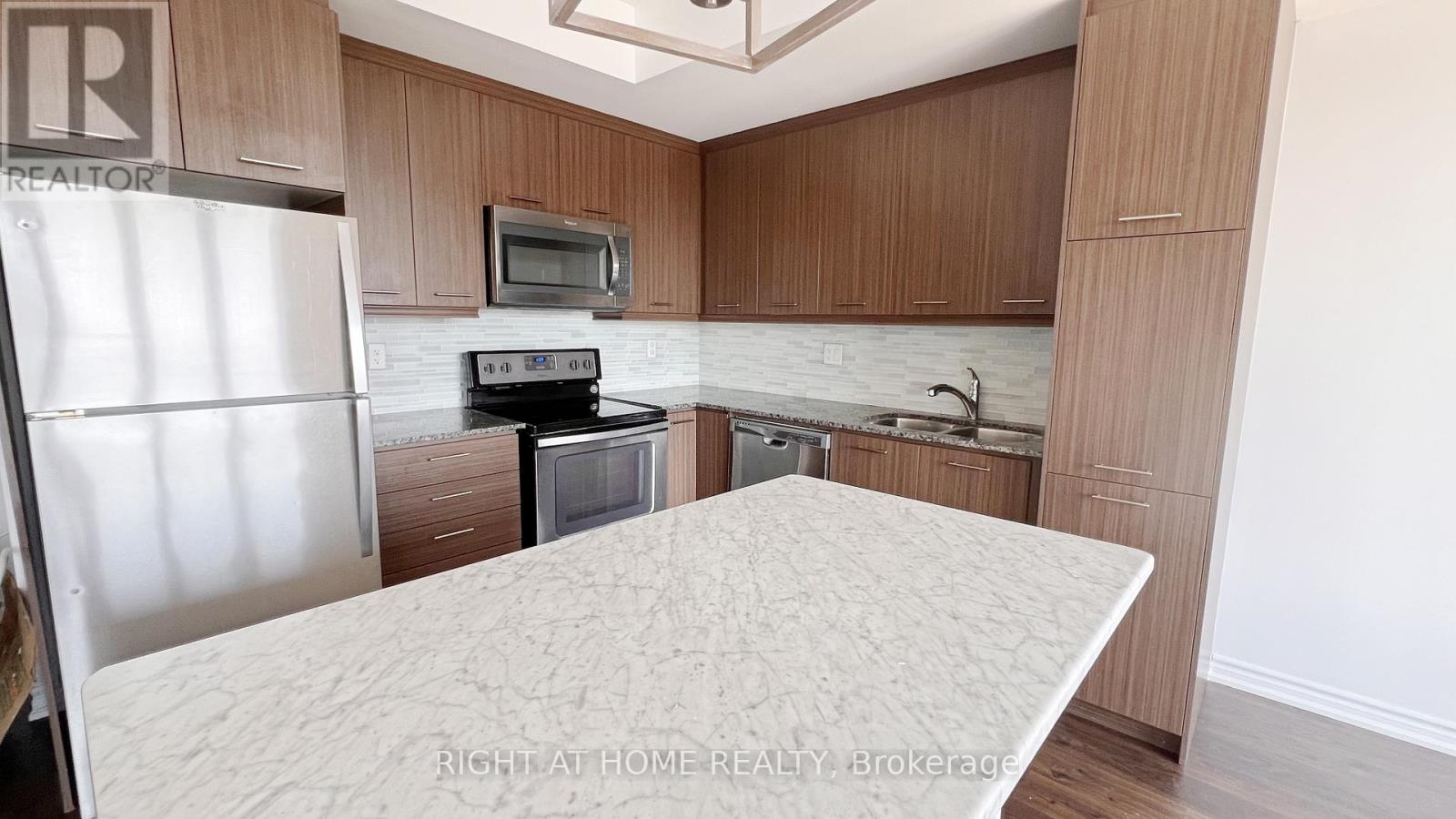 26 - 115 Long Branch Avenue, Toronto, Ontario  M8W 0A9 - Photo 2 - W12433718