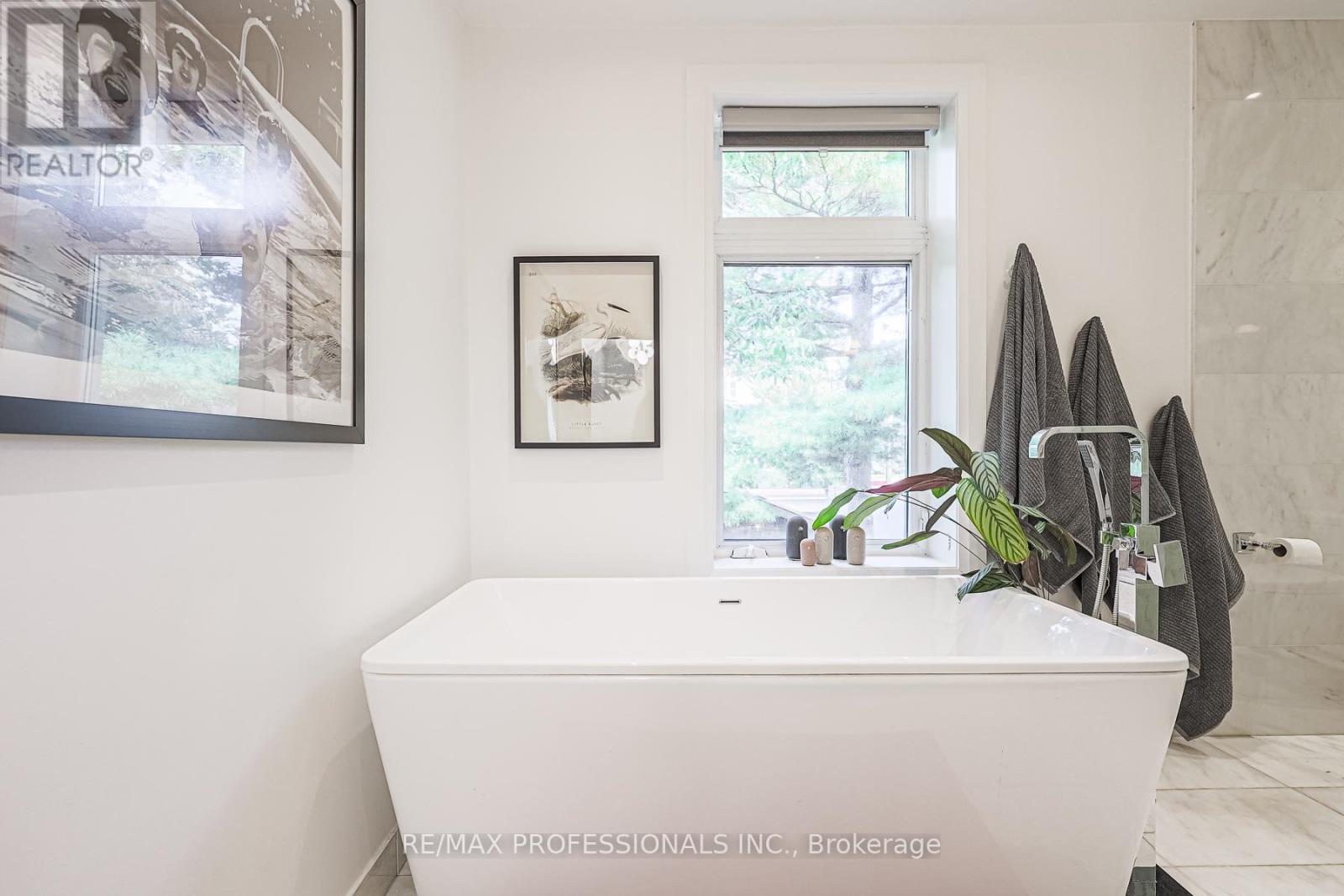 18 Constance Street, Toronto, Ontario  M6R 1S4 - Photo 21 - W12433719