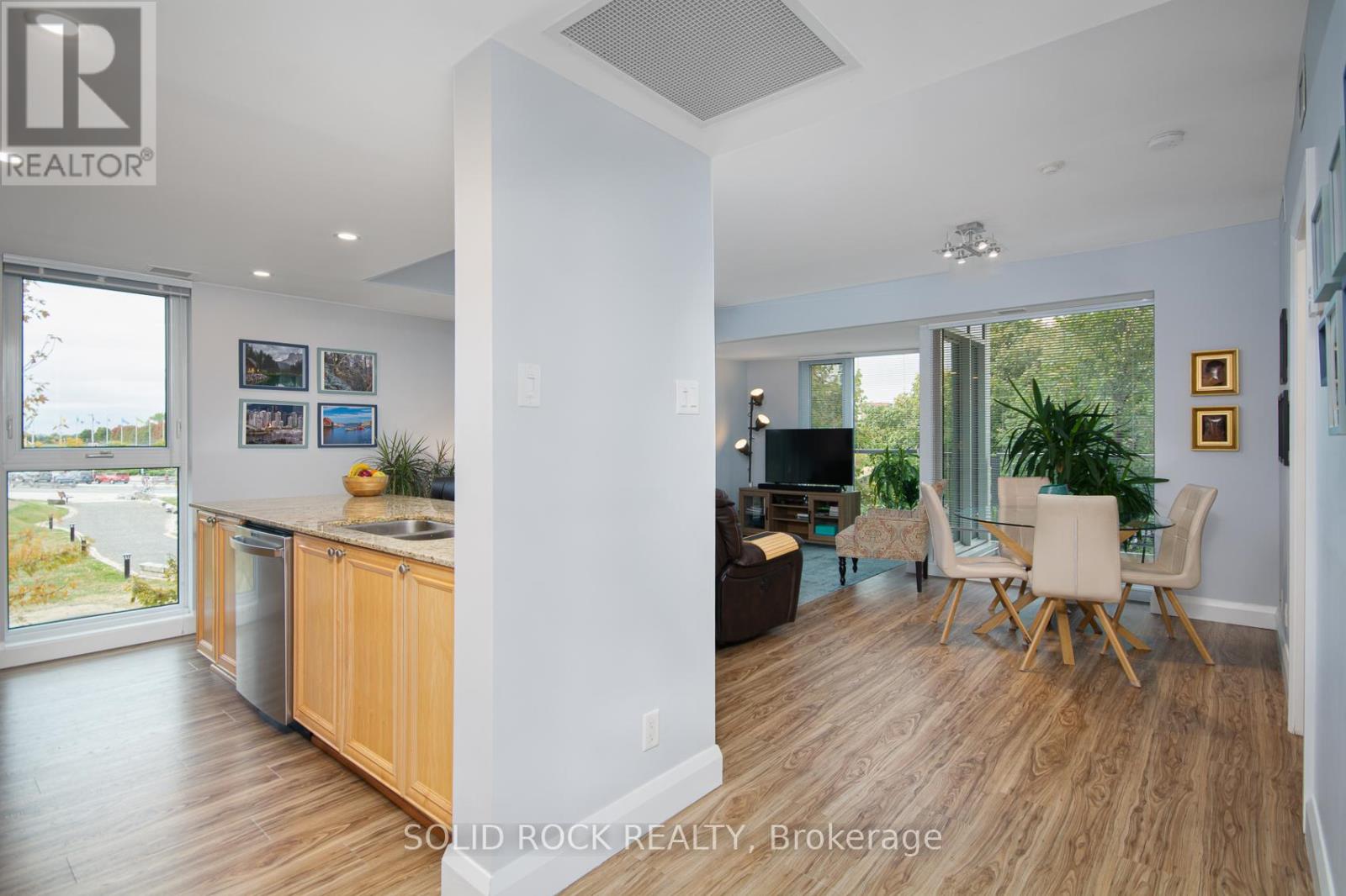 210 - 200 Lett Street, Ottawa, Ontario  K1R 0A7 - Photo 12 - X12433775