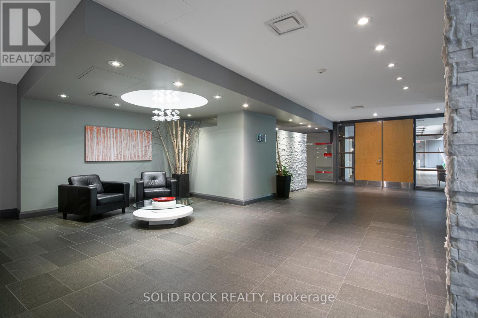 210 - 200 Lett Street, Ottawa, Ontario  K1R 0A7 - Photo 4 - X12433775