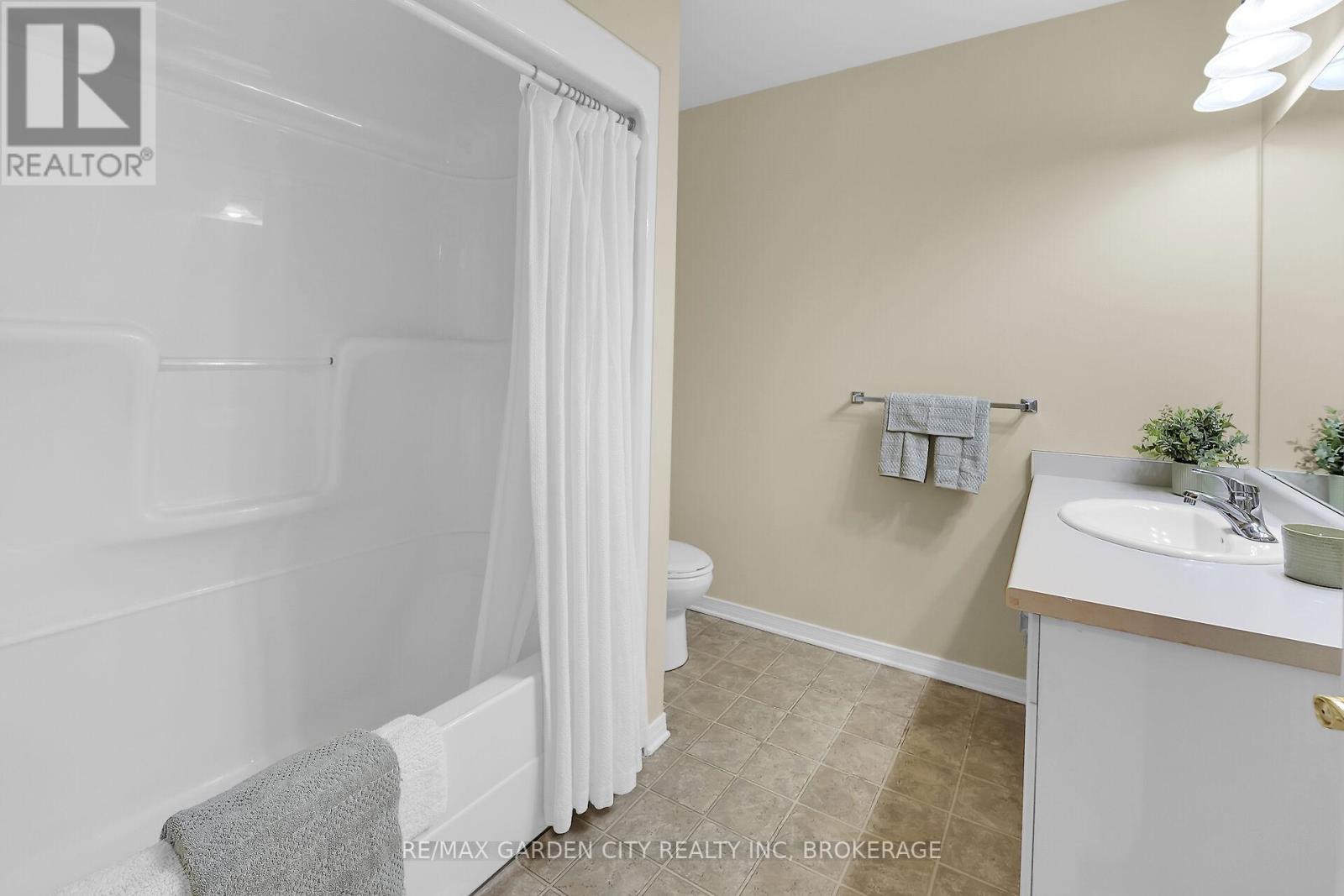 176 Beckett Crescent, Pelham (Fonthill), Ontario  L0S 1E4 - Photo 15 - X12433750