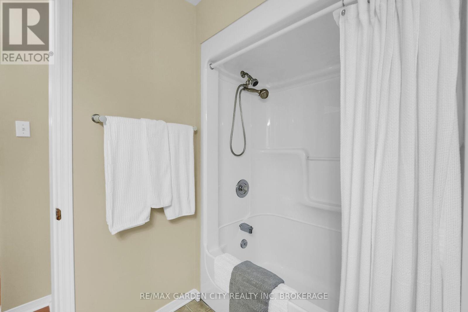 176 Beckett Crescent, Pelham (Fonthill), Ontario  L0S 1E4 - Photo 17 - X12433750