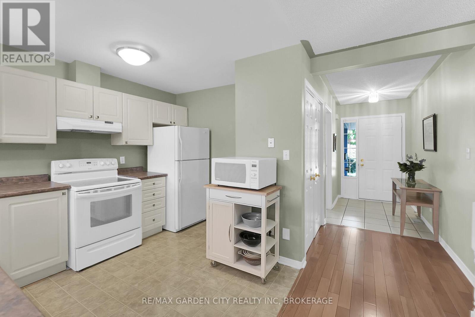 176 Beckett Crescent, Pelham (Fonthill), Ontario  L0S 1E4 - Photo 3 - X12433750