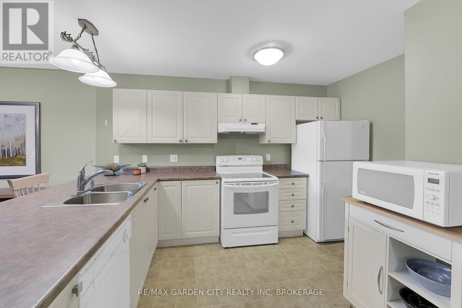 176 Beckett Crescent, Pelham (Fonthill), Ontario  L0S 1E4 - Photo 4 - X12433750
