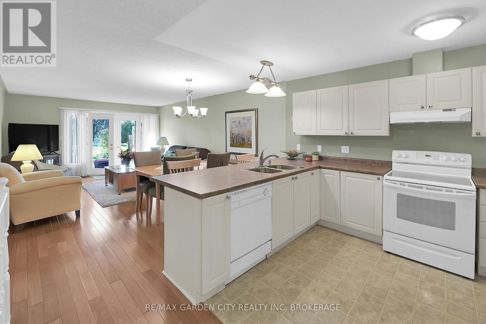 176 Beckett Crescent, Pelham (Fonthill), Ontario  L0S 1E4 - Photo 5 - X12433750