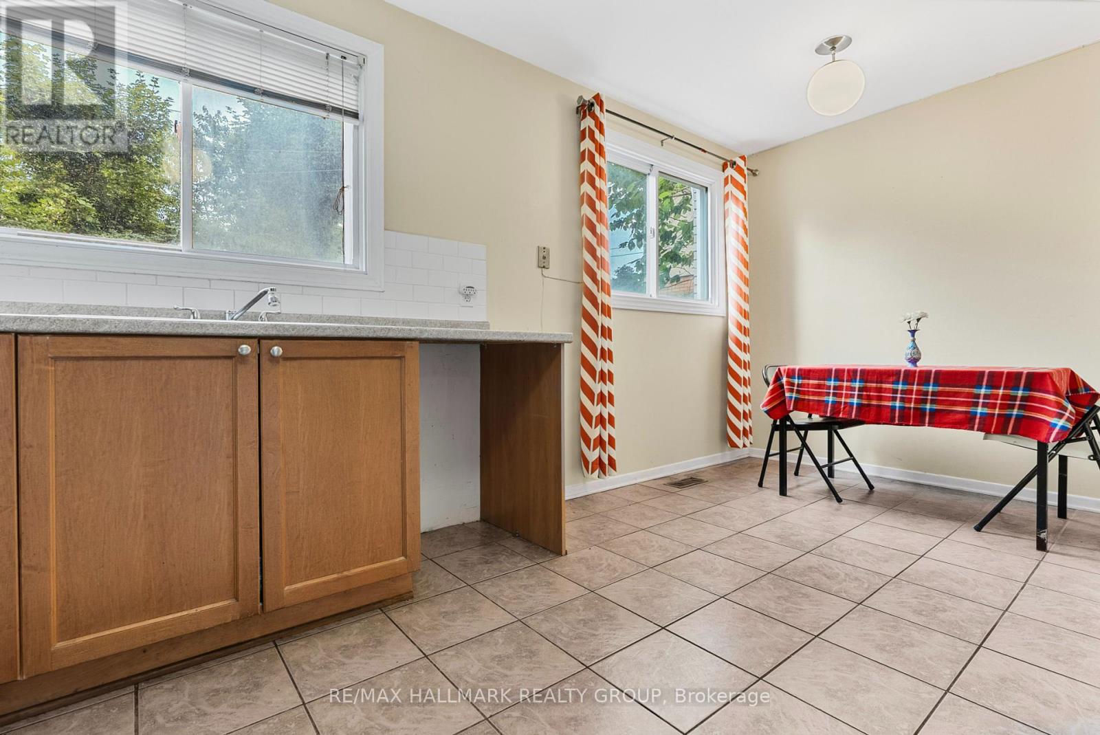 2666 Regina Street, Ottawa, Ontario  K2B 6X8 - Photo 14 - X12393508