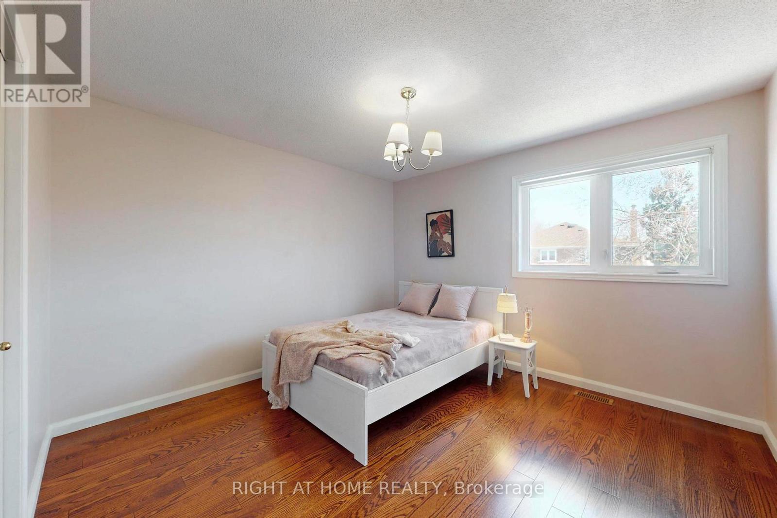 1329 Sweetbirch Court, Mississauga, Ontario  L5C 3R4 - Photo 10 - W12433597