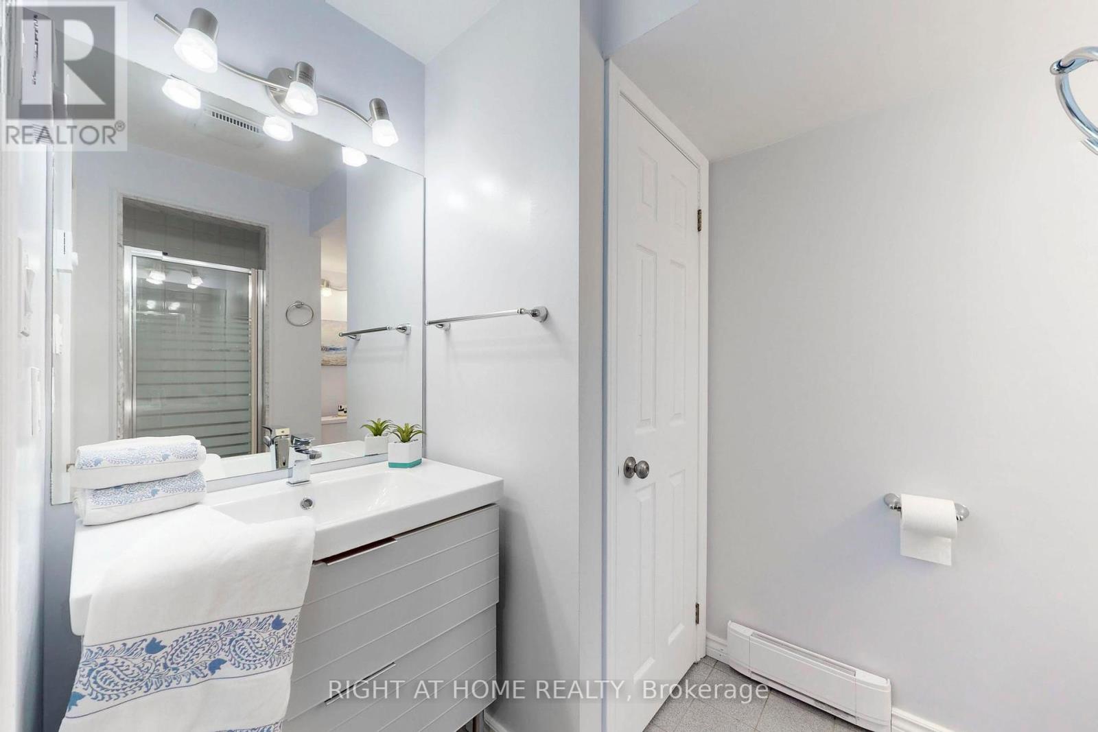 1329 Sweetbirch Court, Mississauga, Ontario  L5C 3R4 - Photo 21 - W12433597