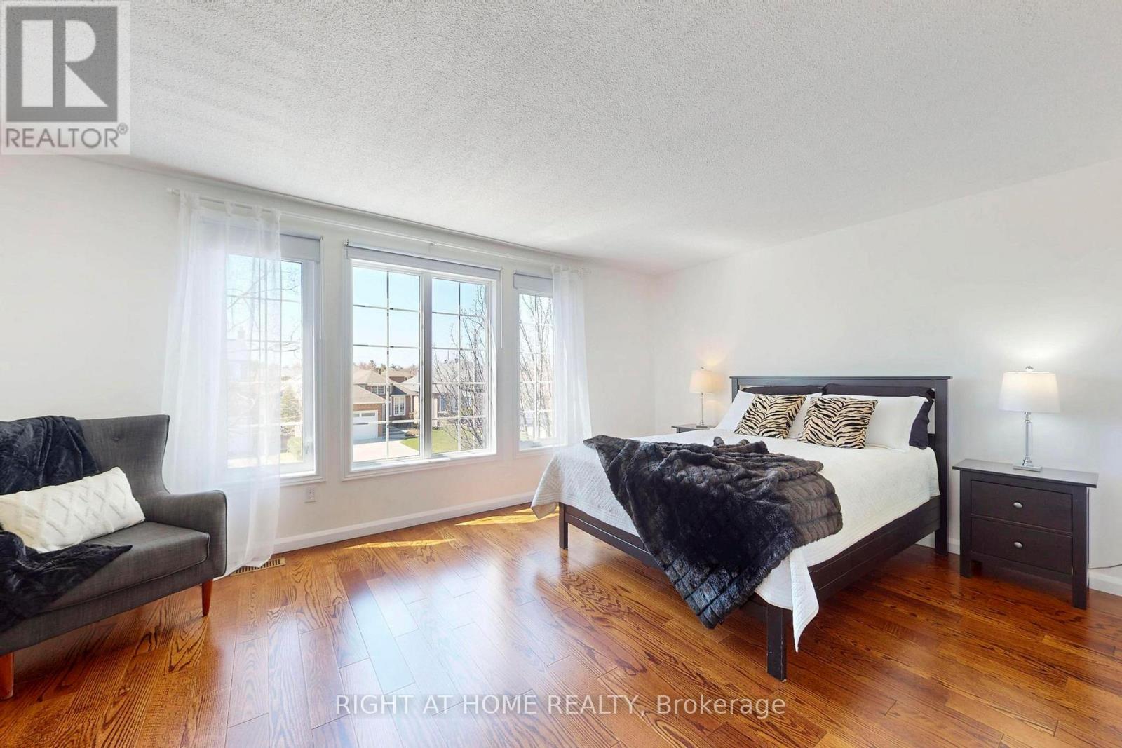 1329 Sweetbirch Court, Mississauga, Ontario  L5C 3R4 - Photo 14 - W12433597