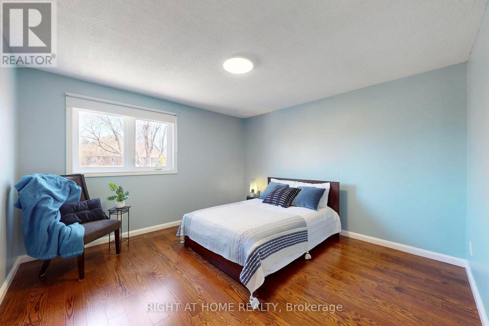 1329 Sweetbirch Court, Mississauga, Ontario  L5C 3R4 - Photo 12 - W12433597